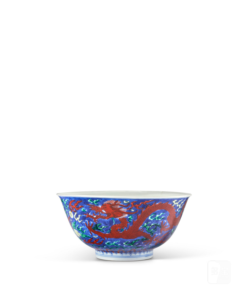 BOL EN PORCELAINE ÉMAILLÉE BLEU, VERT ET ROUGE À DÉCOR DE DRAGONS  CHINE, DYNASTIE QING, MARQUE À SIX CARACTÈRES DANS UN DOUBLE CERCLE EN BLEU SOUS COUVERTE ET ÉPOQUE KANGXI (1662-1722)